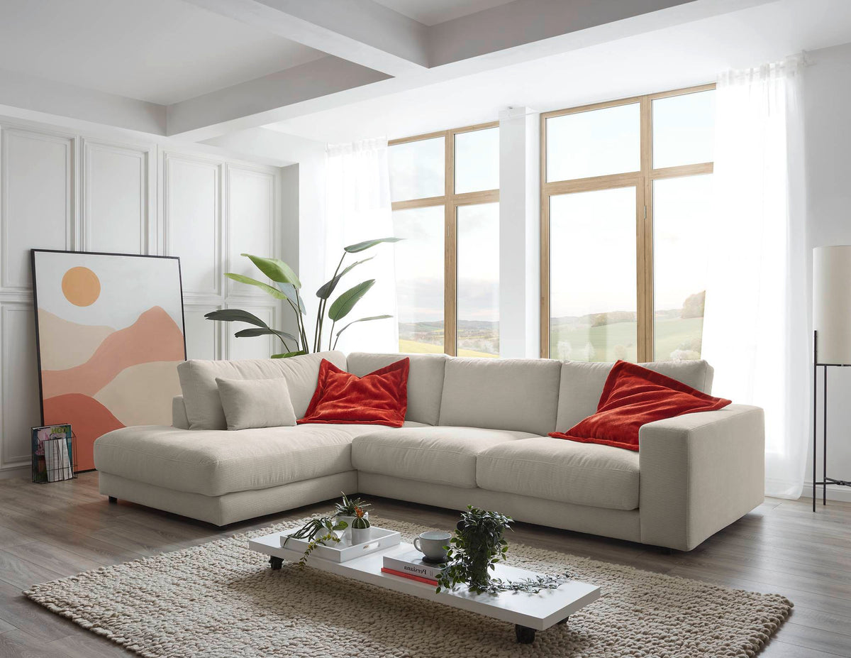 Skagen Ecksofa in L-Form in Feincord Sand, Ecke links – im Wohnzimmer