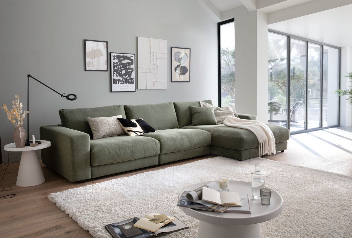 Skagen Ecksofa mit Longchair in Feincord Oliv, Longchair rechts – im Wohnzimmer