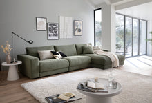 Skagen Ecksofa mit Longchair in Feincord Oliv, Longchair rechts – im Wohnzimmer