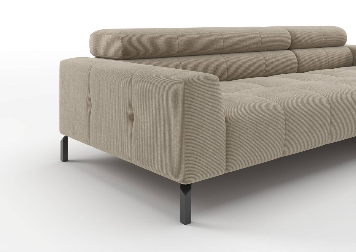 Kalmar Ecksofa mit Longchair in Feincord Sand – Detail Armlehne und Fuß