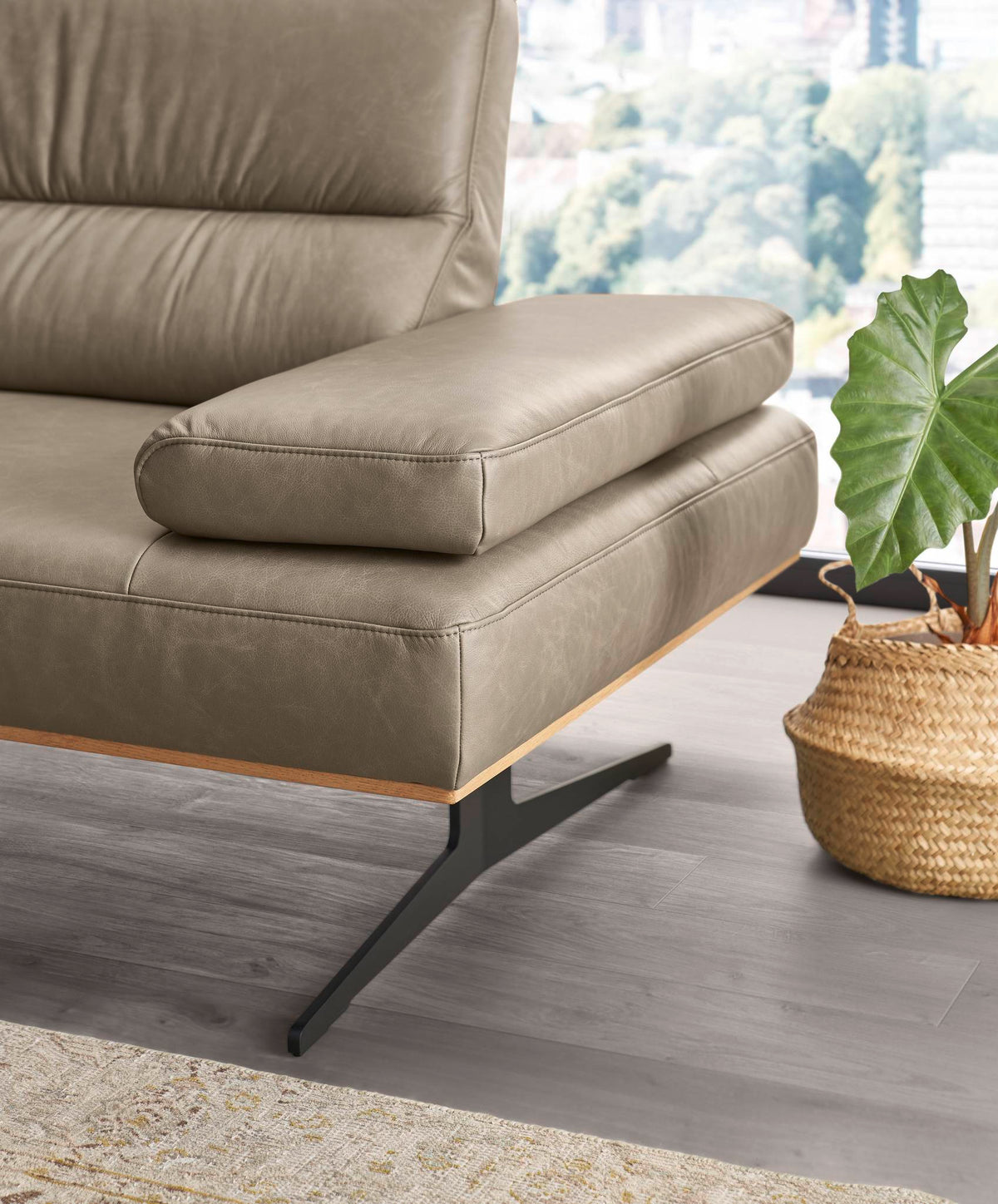 Arendal 3-Sitzer-Sofa in Leder Elephant – Detail Armlehne