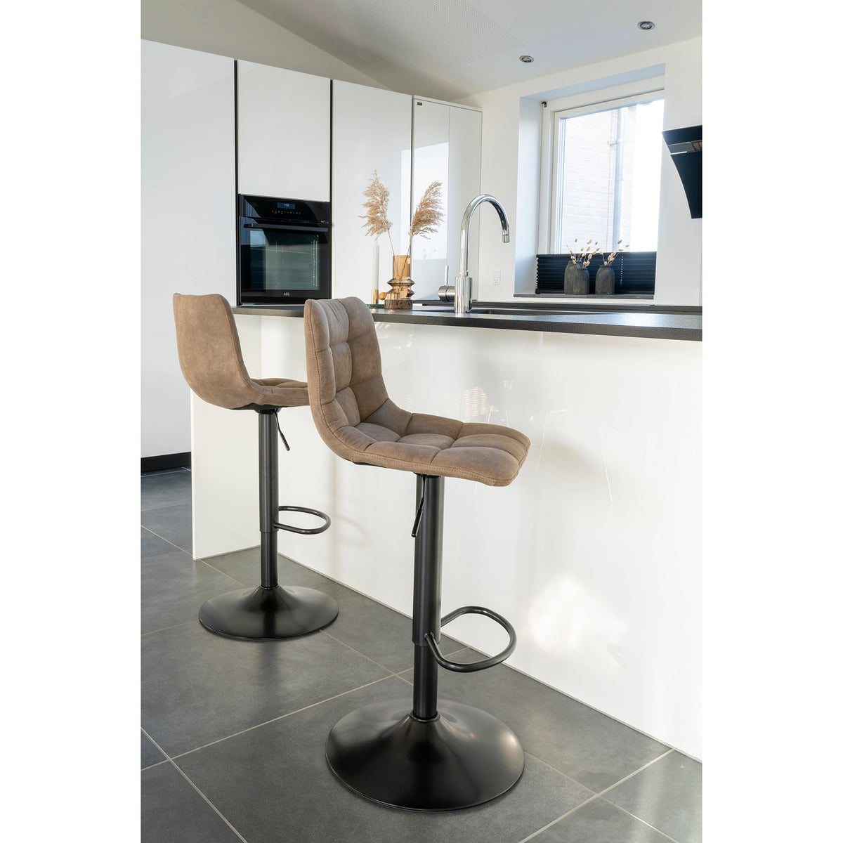 Knut Barstuhl 2er-Set – Mikrofaser Hellbraun, Beine Schwarz – Ansicht 6