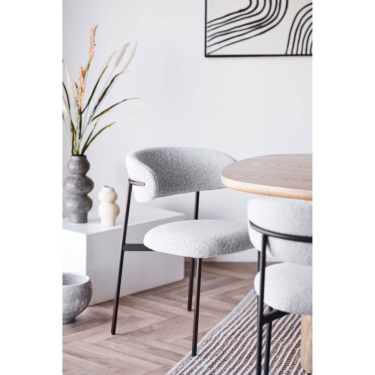 Bea Esszimmerstuhl 2er-Set – Bouclé Sand, Beine Schwarz – Ansicht 8