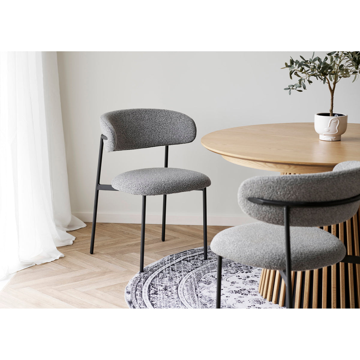 Bea Esszimmerstuhl 2er-Set – Bouclé Hellgrau, Beine Schwarz – Ansicht 7