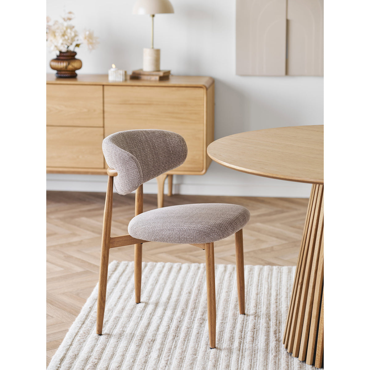 Olivia Esszimmerstuhl 2er-Set – Stoff Sand, Beine in Eichenoptik – Ansicht 6