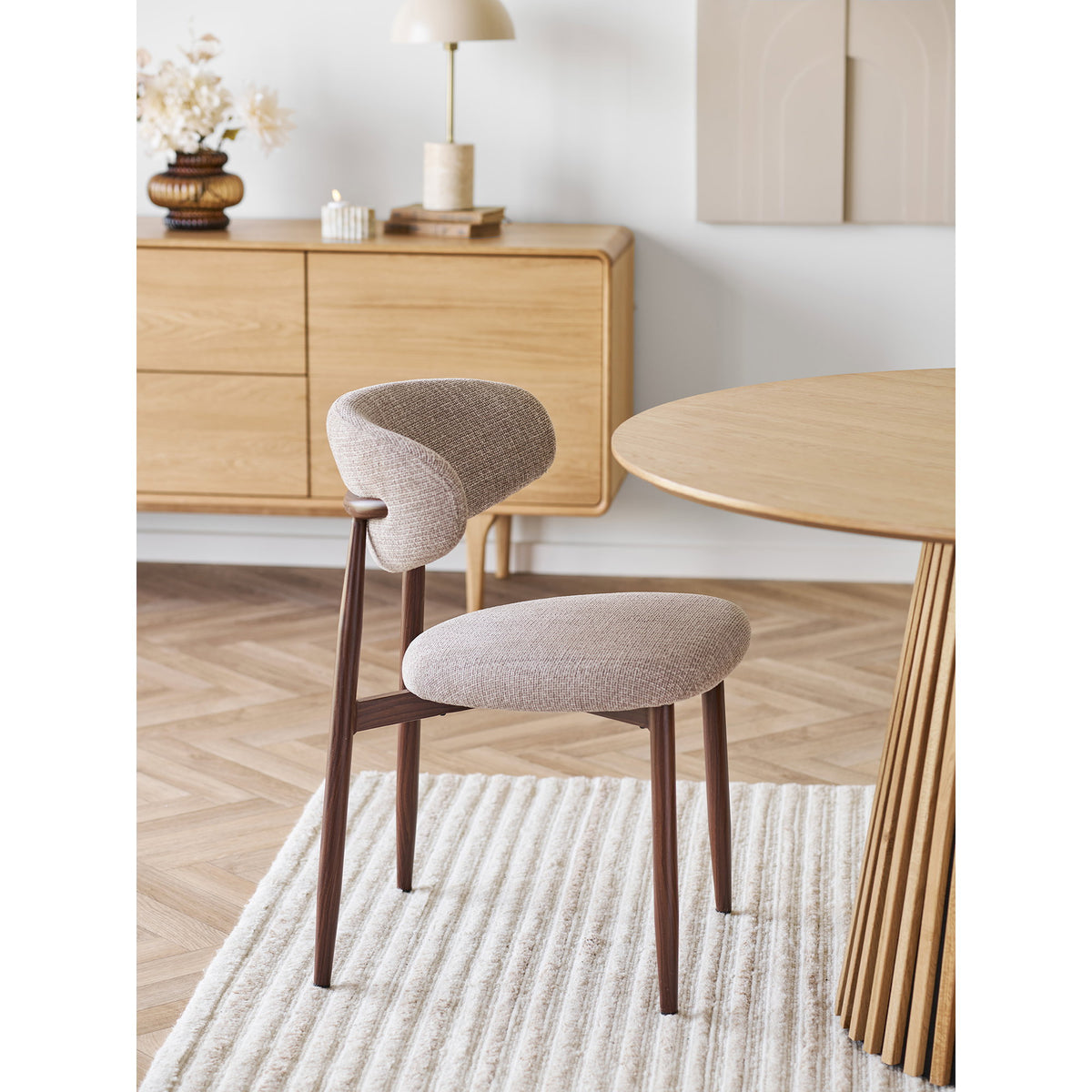 Olivia Esszimmerstuhl 2er-Set – Stoff Sand, Beine in Walnussoptik – Ansicht 7