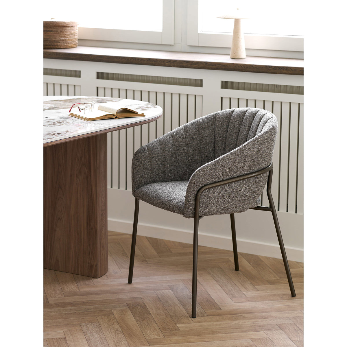 Dora Esszimmerstuhl 2er-Set – Stoff Dunkelgrau, Beine Gunmetal-Grau – Ansicht 7