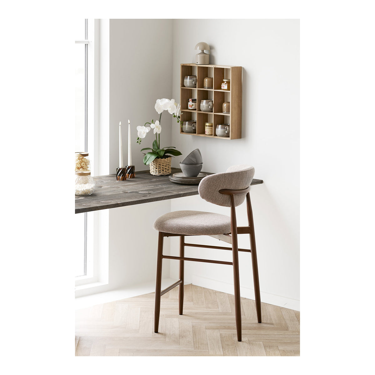 Olivia Tresenstuhl 2er-Set – Stoff Sand, Beine in Walnussoptik – Ansicht 6