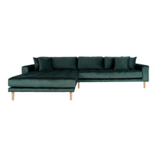 Ugo Sofa mit Récamiere links – Samt Dunkelgrün, Beine Natur von Luiva Living