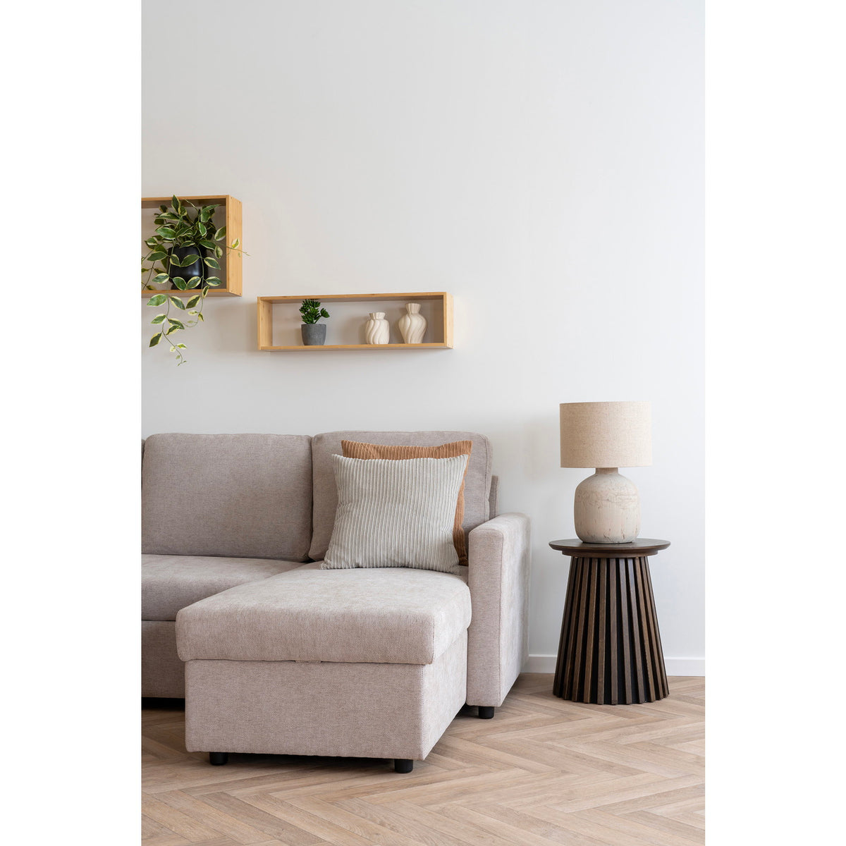 Rune Schlafsofa mit Récamiere und Stauraum – Dunkelsand, Beine Natur – Ansicht 9