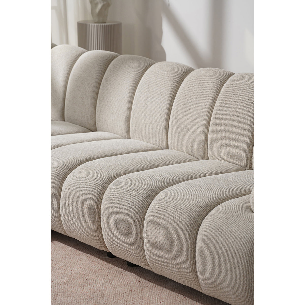 Betty 3,5-Sitzer-Modulsofa mit Pouf links – Sand – Ansicht 5