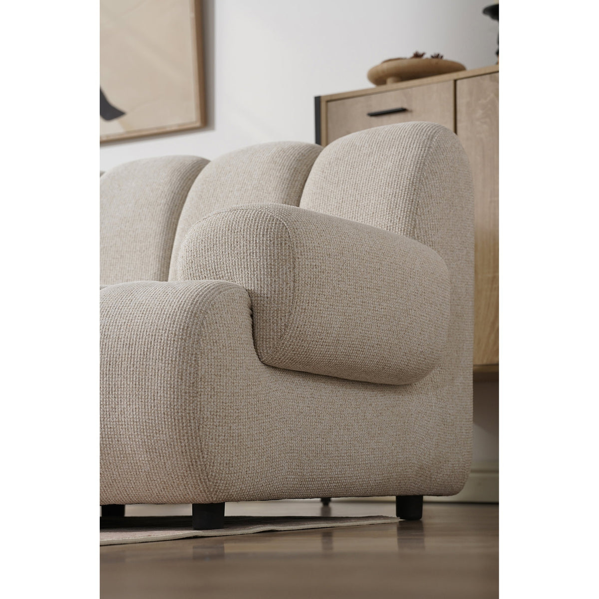 Betty 3,5-Sitzer-Modulsofa mit Pouf links – Sand – Ansicht 6