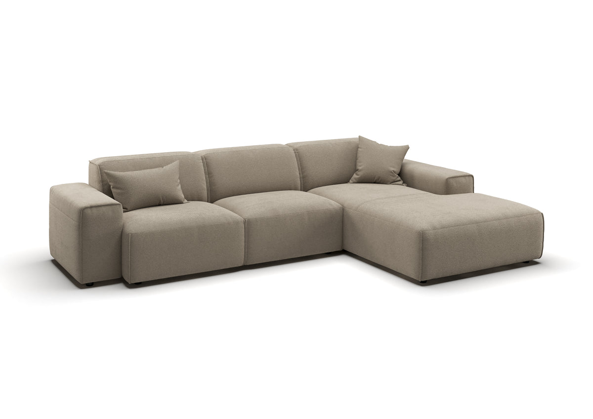 Lund Ecksofa mit Ottomane in Feincord Sand, Ottomane rechts – mit Dekokissen