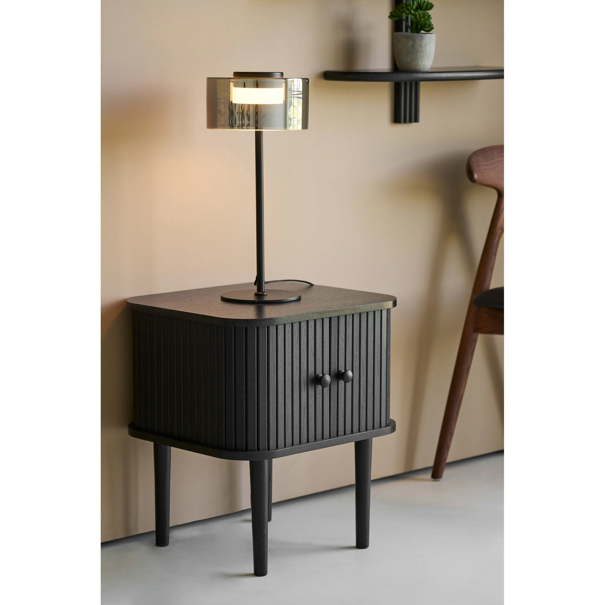 Arvid Beistelltisch mit 2 Türen – Schwarz, 45 × 40 × 50,5 cm – Ansicht 9