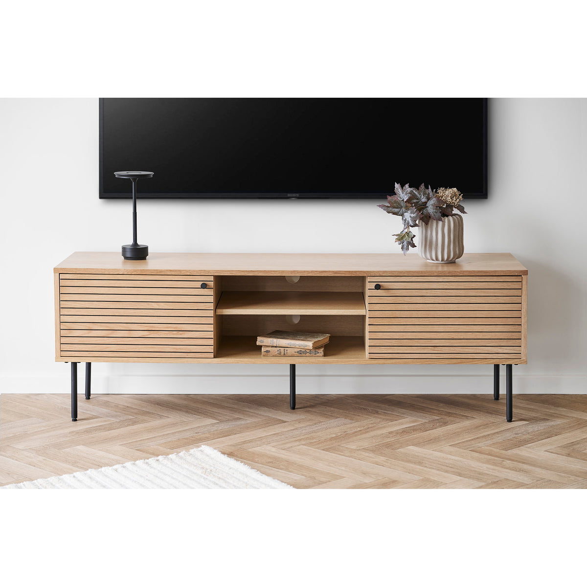 Gunnar TV-Board mit 2 Türen – Eichenfurnier Natur, Beine Schwarz, 150 × 40 × 50 cm – Ansicht 2