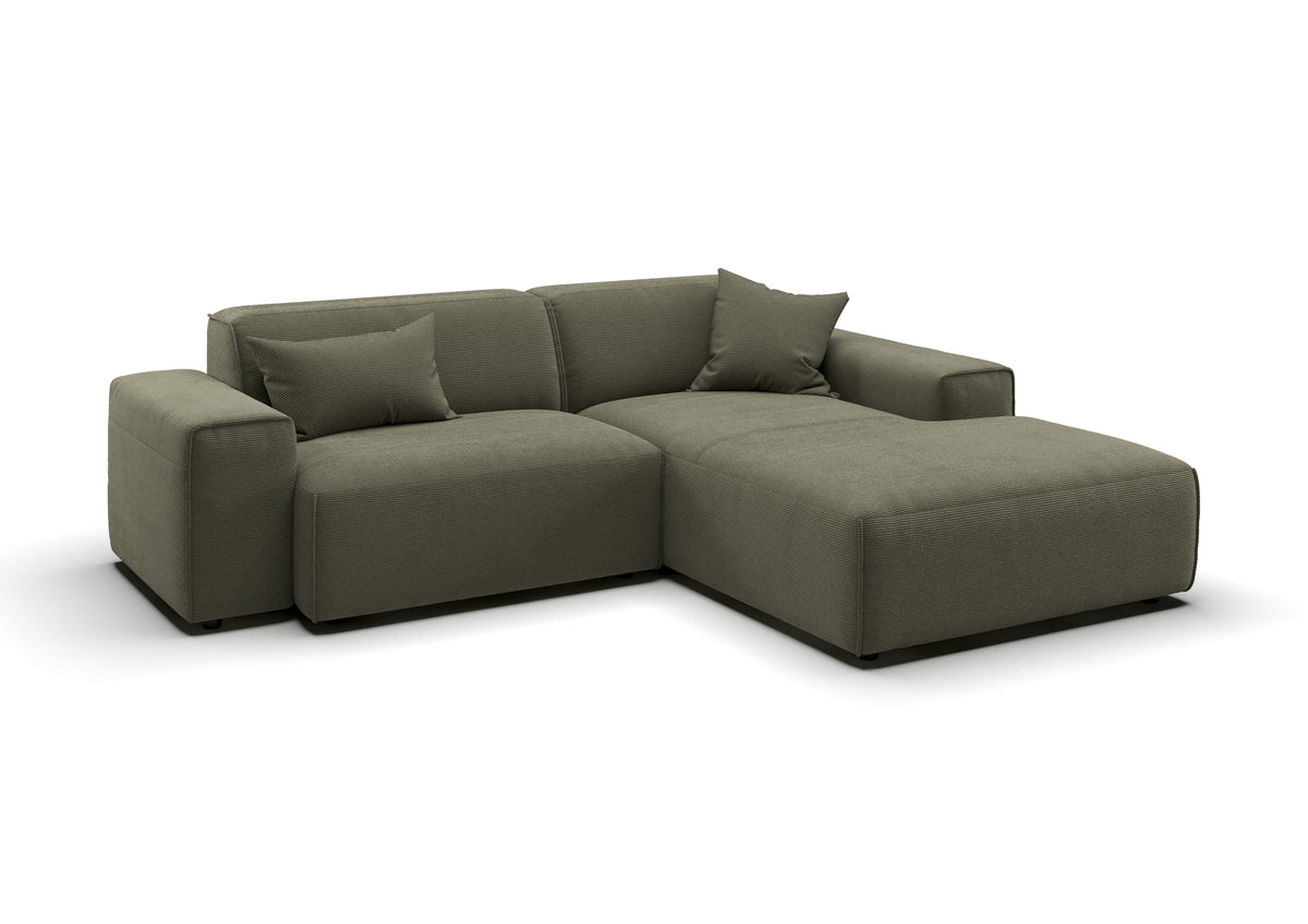 Lund Ecksofa kompakt mit Ottomane in Feincord Oliv, Ottomane rechts – mit Dekokissen