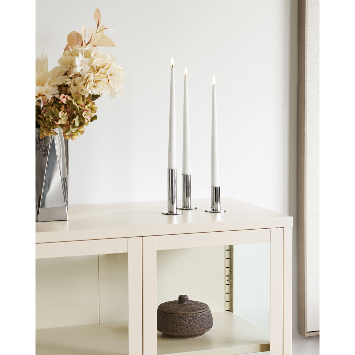 Arlo Vitrine mit 2 Glastüren – Stahl Cremeweiß, 80 × 40 × 101 cm – Ansicht 8