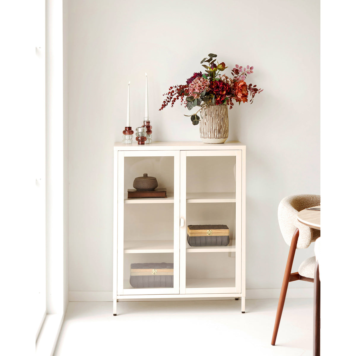 Arlo Vitrine mit 2 Glastüren – Stahl Cremeweiß, 80 × 40 × 101 cm – Ansicht 9