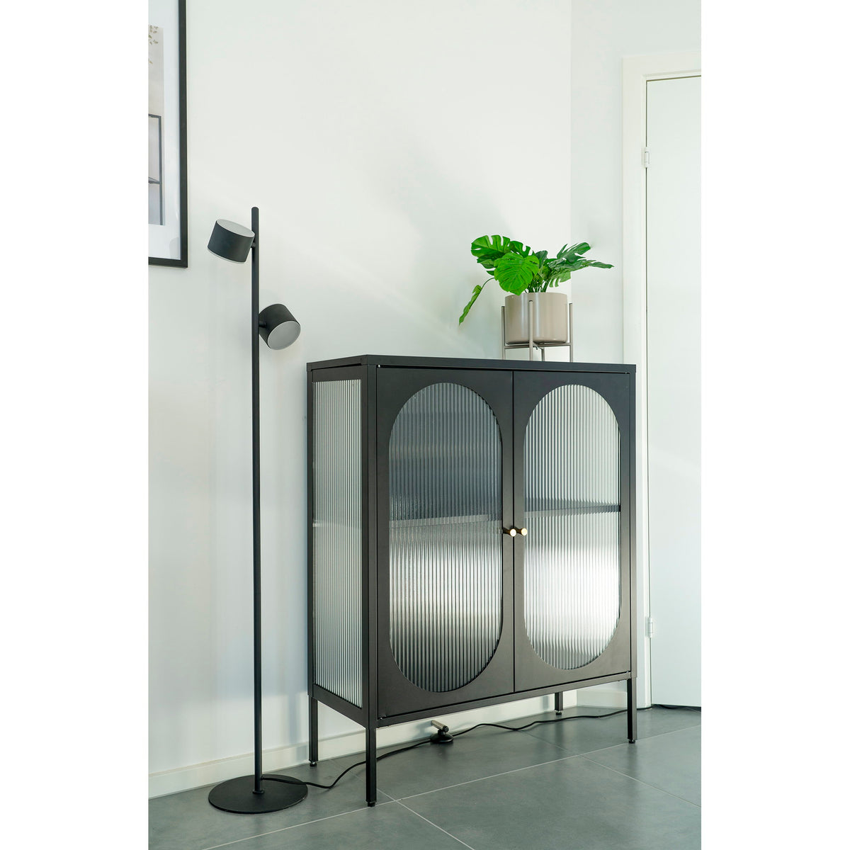 Carl Vitrine mit 2 Riffelglastüren – Stahl Schwarz, 90 × 35 × 110 cm – Ansicht 7