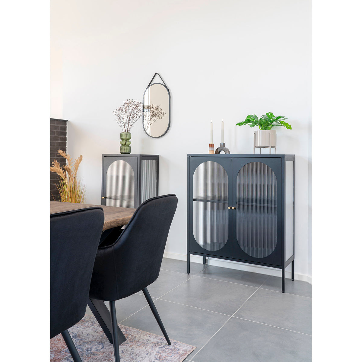 Carl Vitrine mit 2 Riffelglastüren – Stahl Schwarz, 90 × 35 × 110 cm – Ansicht 8