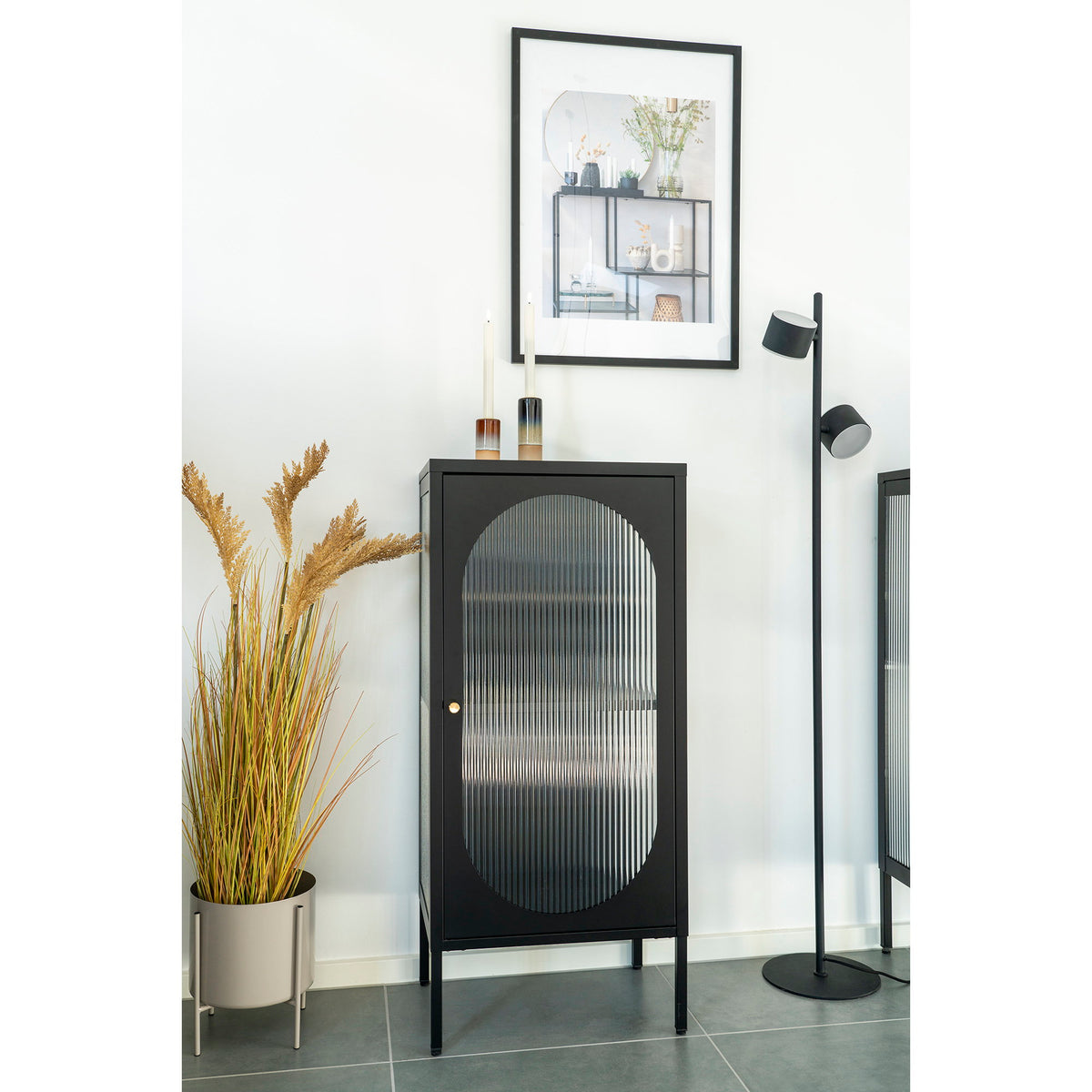 Carl Vitrine mit Riffelglastür – Stahl Schwarz, 50 × 35 × 110 cm – Ansicht 7