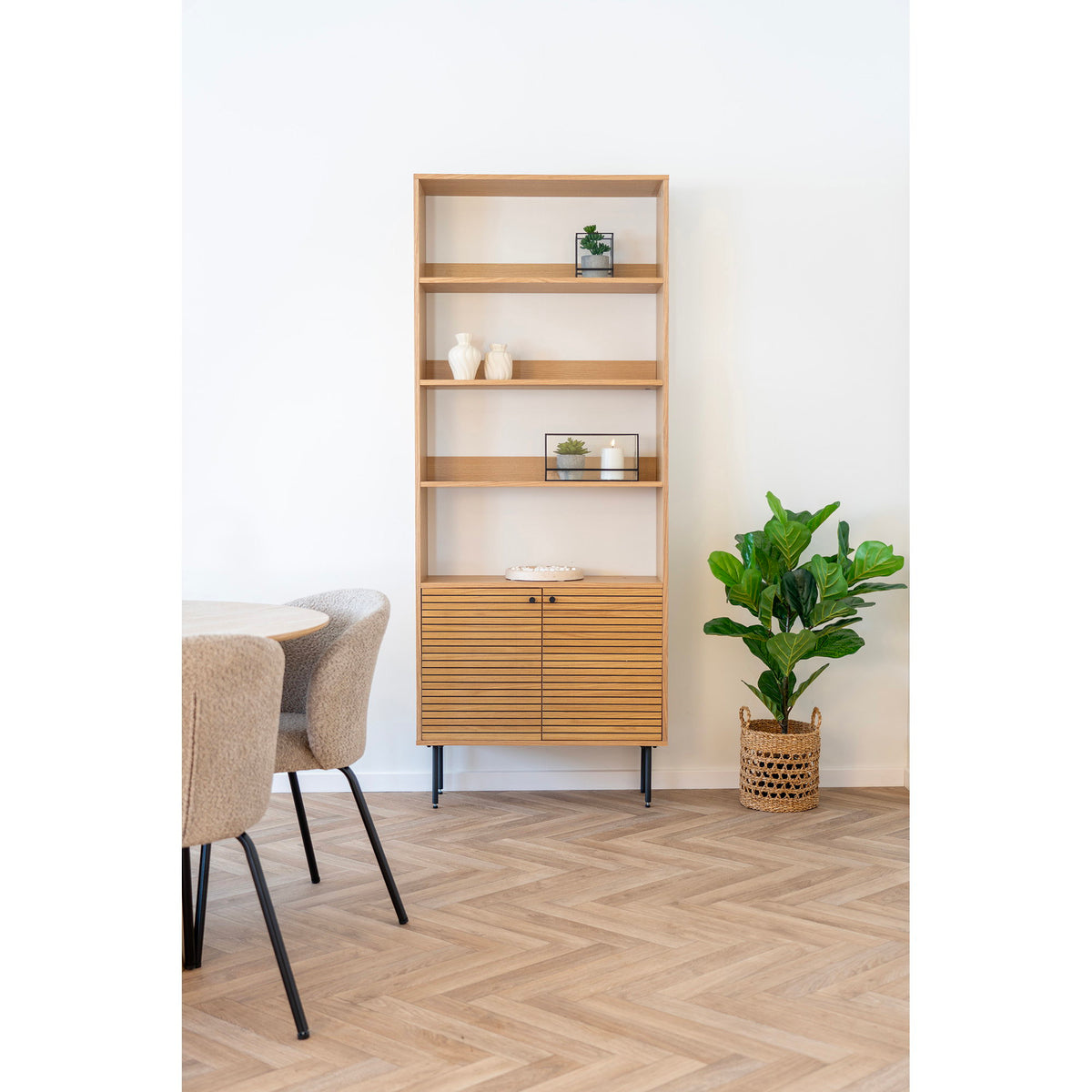 Gunnar Bücherregal mit 2 Türen – Eichenfurnier Natur, Beine Schwarz, 80 × 30 × 200 cm – Ansicht 2