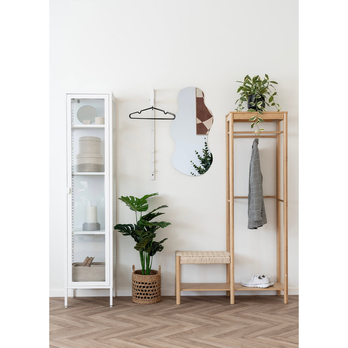 Arlo Vitrine schmal mit Glastür – Stahl Weiß, 40 × 35 × 180 cm – Ansicht 7