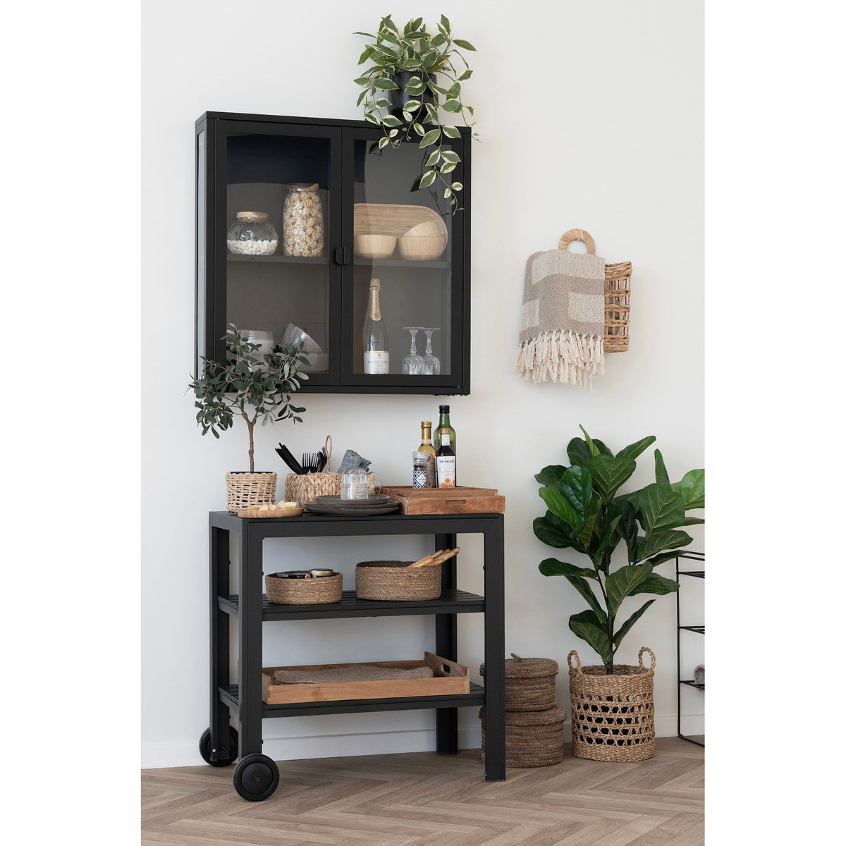Arlo Hängevitrine mit 2 Glastüren – Stahl Schwarz, 80 × 18 × 80 cm – Ansicht 5