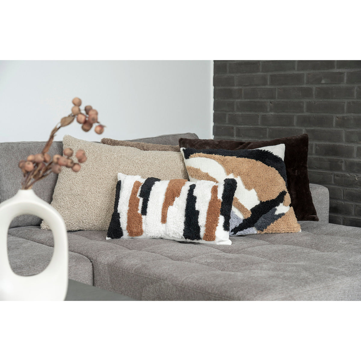 Nadja Kissen – Bouclé Graubraun, 45 × 60 cm – Ansicht 3