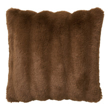 Esko Kissen – Kunstfell Braun, 45 × 45 cm von Luiva Living