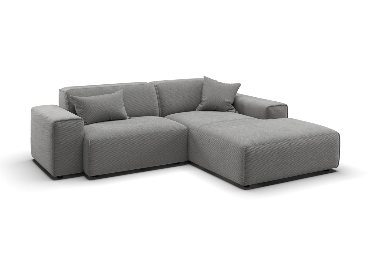 Lund Ecksofa kompakt mit Ottomane in Feincord Grau, Ottomane rechts – mit Dekokissen