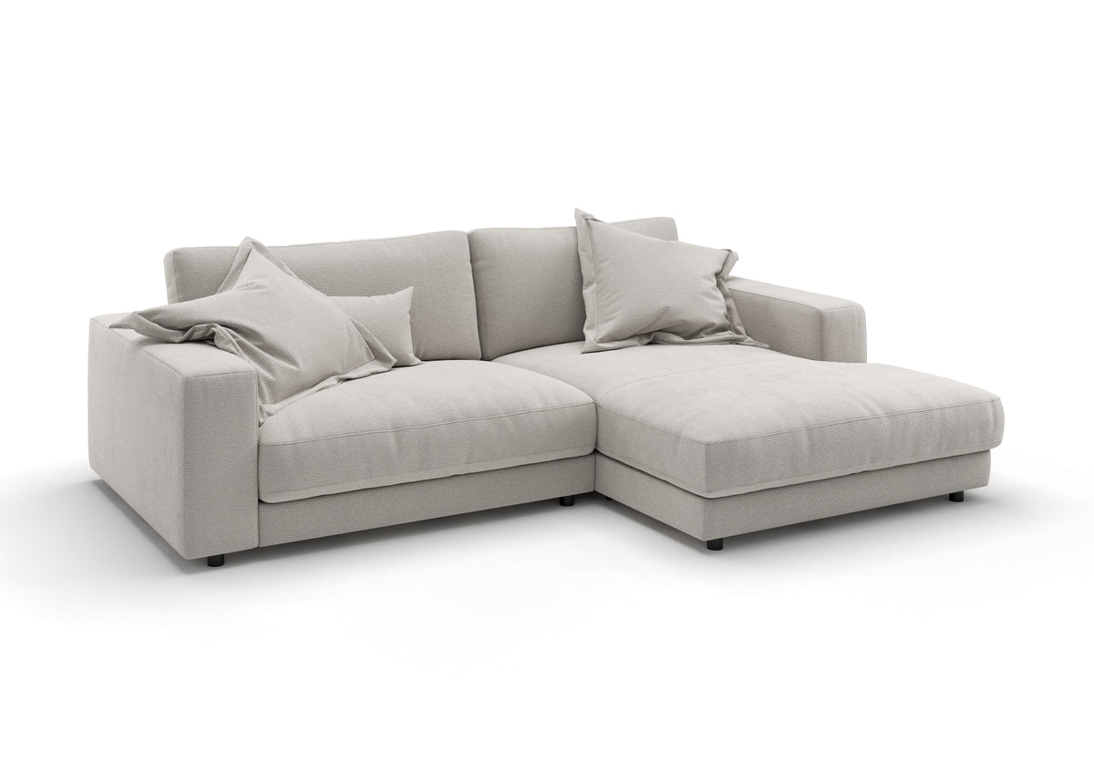 Skagen Ecksofa mit Longchair in Feincord Weiß, Longchair rechts – mit Dekokissen