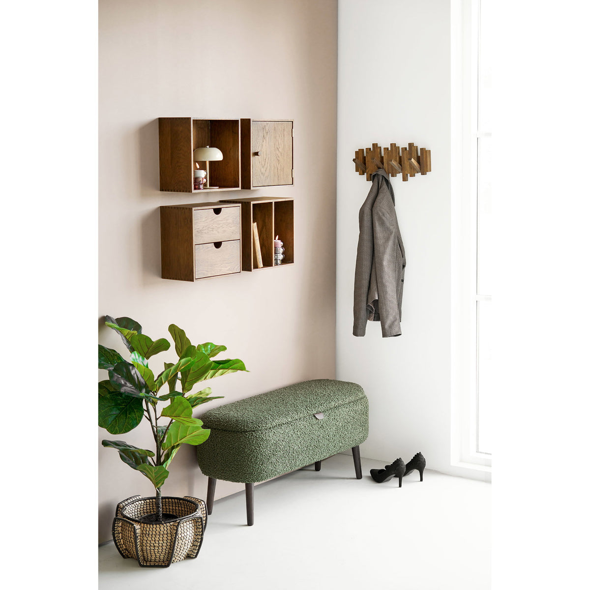 Alma Wandregal mit Tür – Eiche Dunkelbraun, 30 × 18 × 30 cm – Ansicht 4