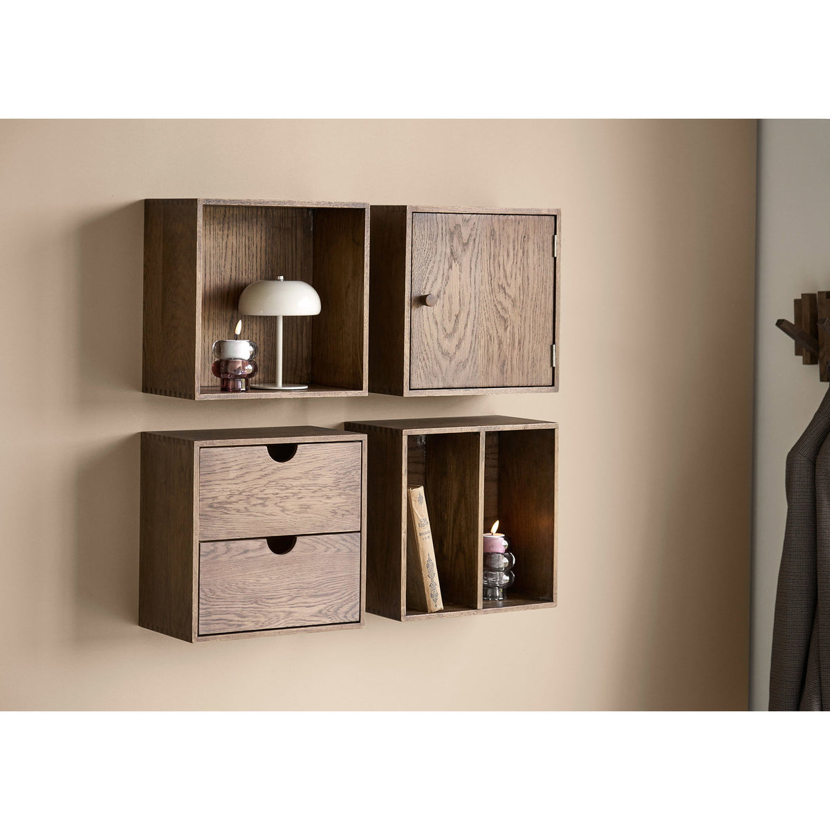 Alma Wandregal mit Tür – Eiche Dunkelbraun, 30 × 18 × 30 cm – Ansicht 5