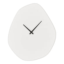 Gideon Wanduhr in organischer Form – Zement Cremeweiß, 28 × 33 cm von Luiva Living