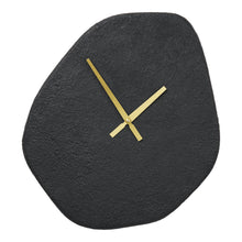 Gideon Wanduhr in organischer Form – Zement Schwarz, 38 × 45 cm von Luiva Living
