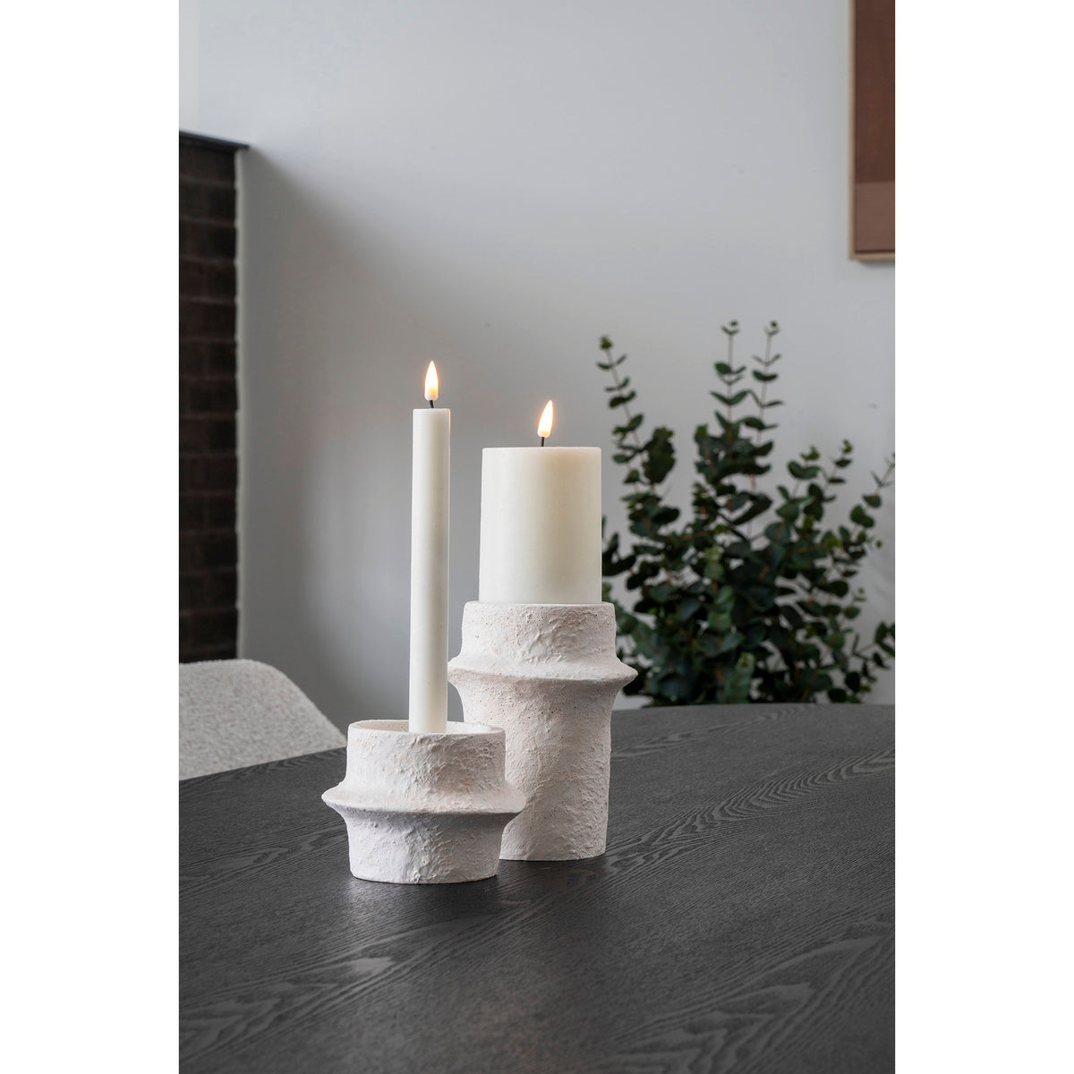 Kerzenhalter 2er-Set – Zement Weiß, 10,6  × 10,8  × 8,2  cm – Ansicht 8