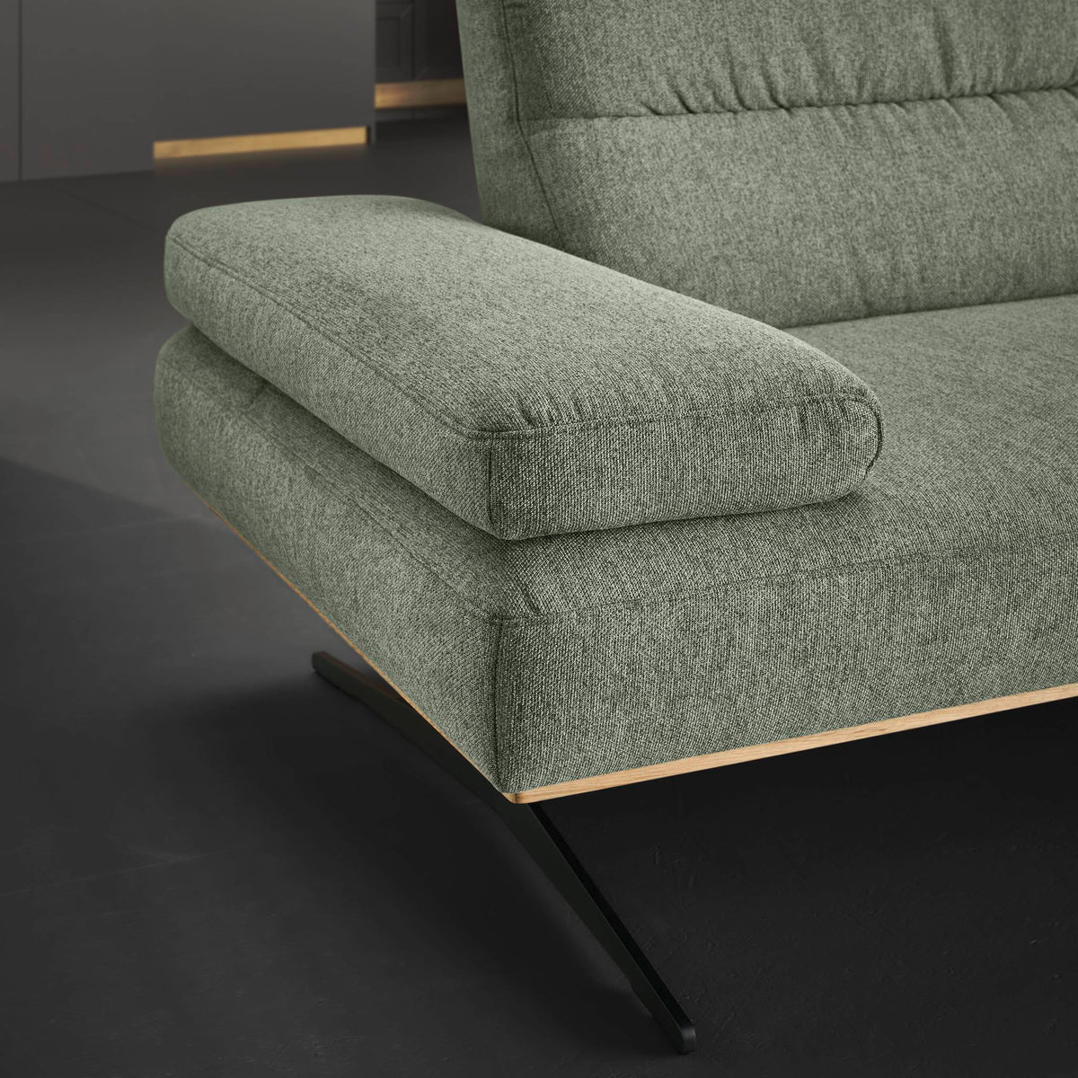 Arendal Ecksofa mit Longchair in Webstoff Turtle – Detail Armlehne