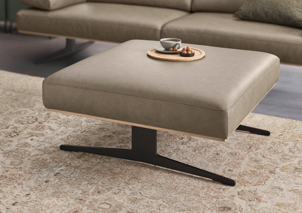 Arendal Hocker in Leder Elephant – Wohnbeispiel