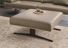 Arendal Hocker in Leder Elephant – Wohnbeispiel