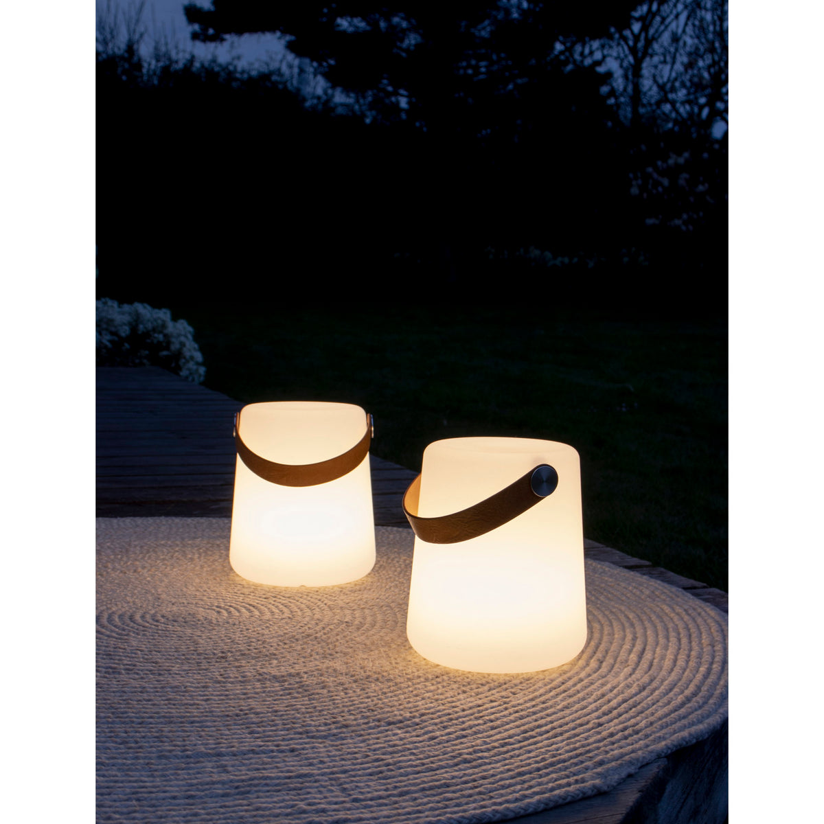 Bent LED-Leuchte mit Trageriemen, akkubetrieben – Weiß von Luiva Living