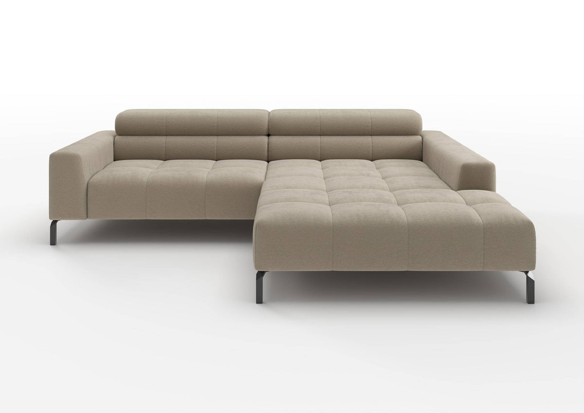 Kalmar Ecksofa kompakt mit Ottomane in Feincord Sand, Ottomane rechts – Ansicht von vorn