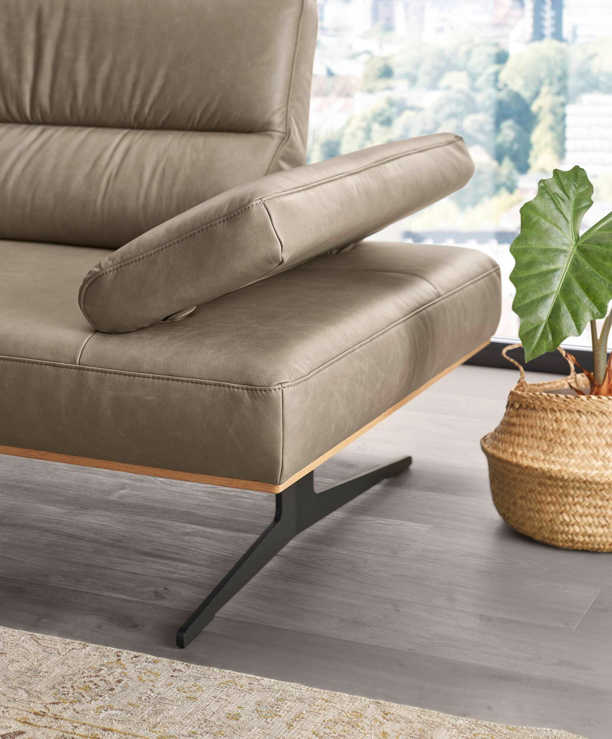 Arendal 2,5-Sitzer-Sofa in Leder Elephant – Detail Armlehne hochgeklappt