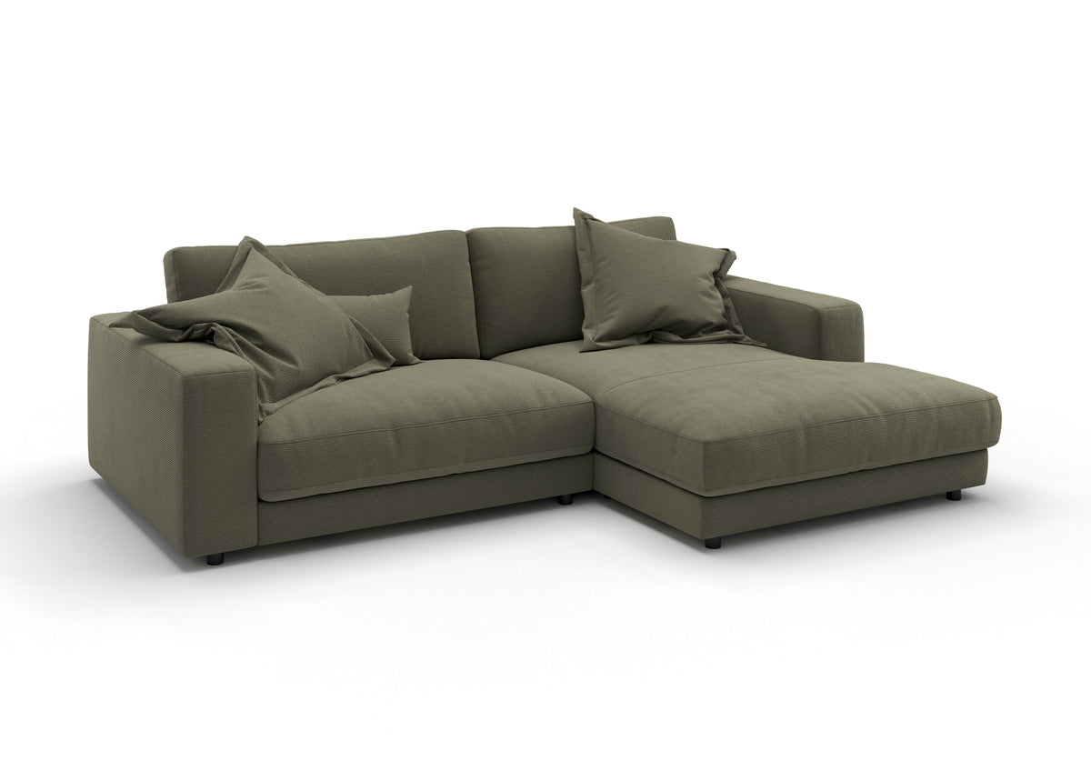 Skagen Ecksofa mit Longchair in Feincord Oliv, Longchair rechts – mit Dekokissen