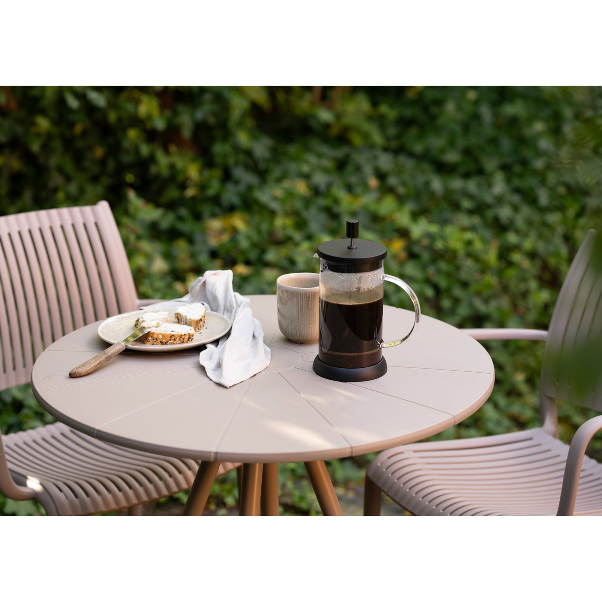 Taavi Garten-Bistrotisch rund – Polypropylen/Stahl Taupe, ø 70 cm – Ansicht 6