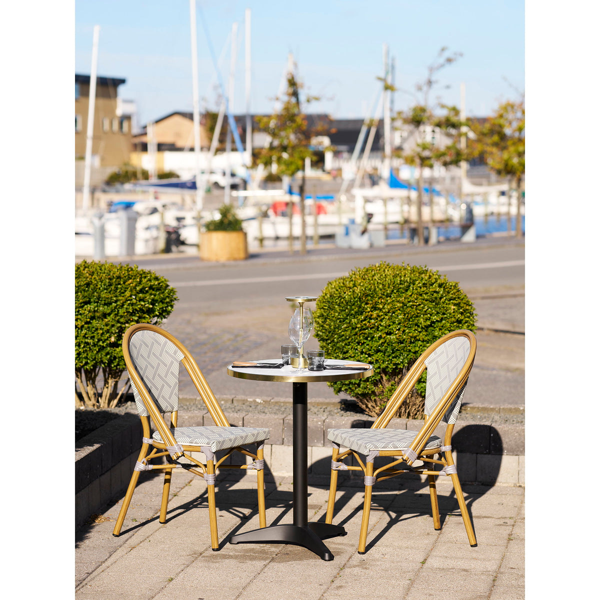 Garten-Bistrotisch rund – Aluminium, Marmoroptik Weiß mit Goldrand, Beine Schwarz, ø 60 cm – Ansicht 6