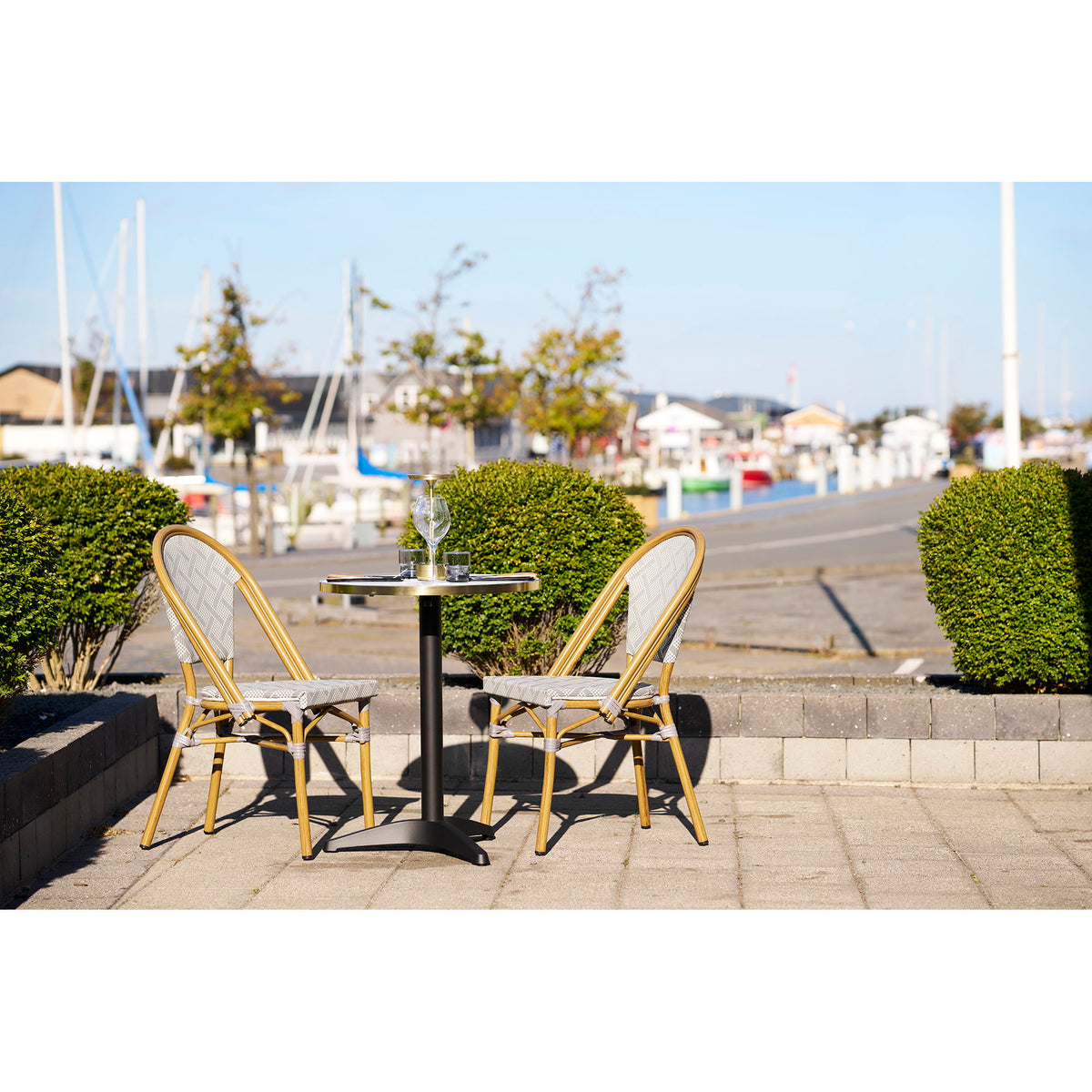 Garten-Bistrotisch rund – Aluminium, Marmoroptik Weiß mit Goldrand, Beine Schwarz, ø 60 cm – Ansicht 7