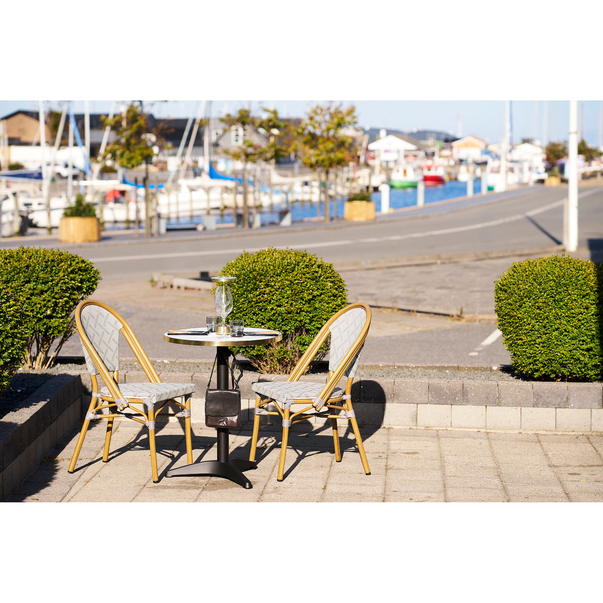 Garten-Bistrotisch rund – Aluminium, Marmoroptik Weiß mit Goldrand, Beine Schwarz, ø 60 cm – Ansicht 8