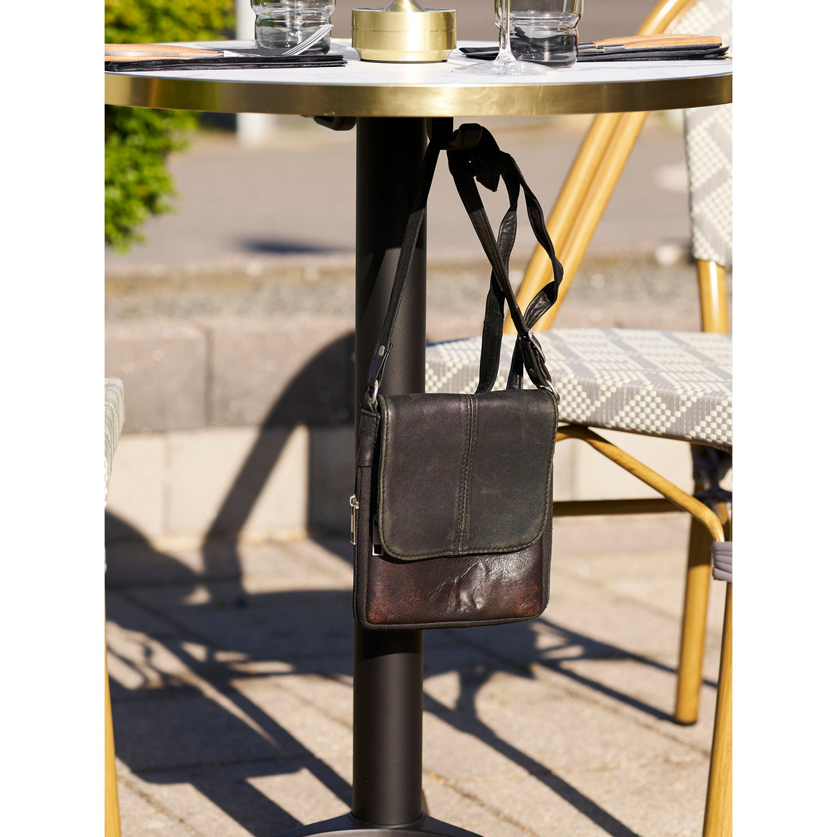 Garten-Bistrotisch rund – Aluminium, Marmoroptik Weiß mit Goldrand, Beine Schwarz, ø 60 cm – Ansicht 9