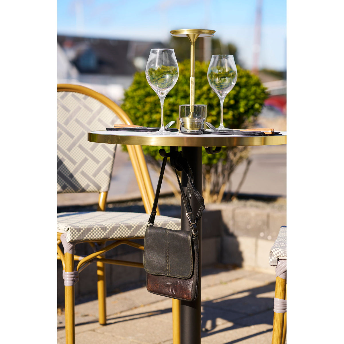 Garten-Bistrotisch rund – Aluminium, Marmoroptik Weiß mit Goldrand, Beine Schwarz, ø 60 cm – Ansicht 10